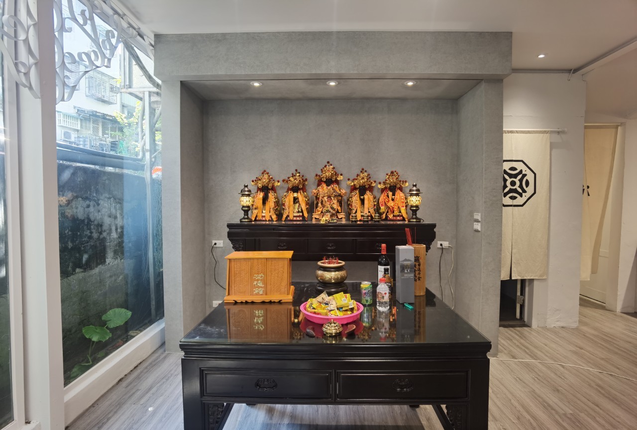 德耀宮殿內，供桌上奉祀五路武財神神像